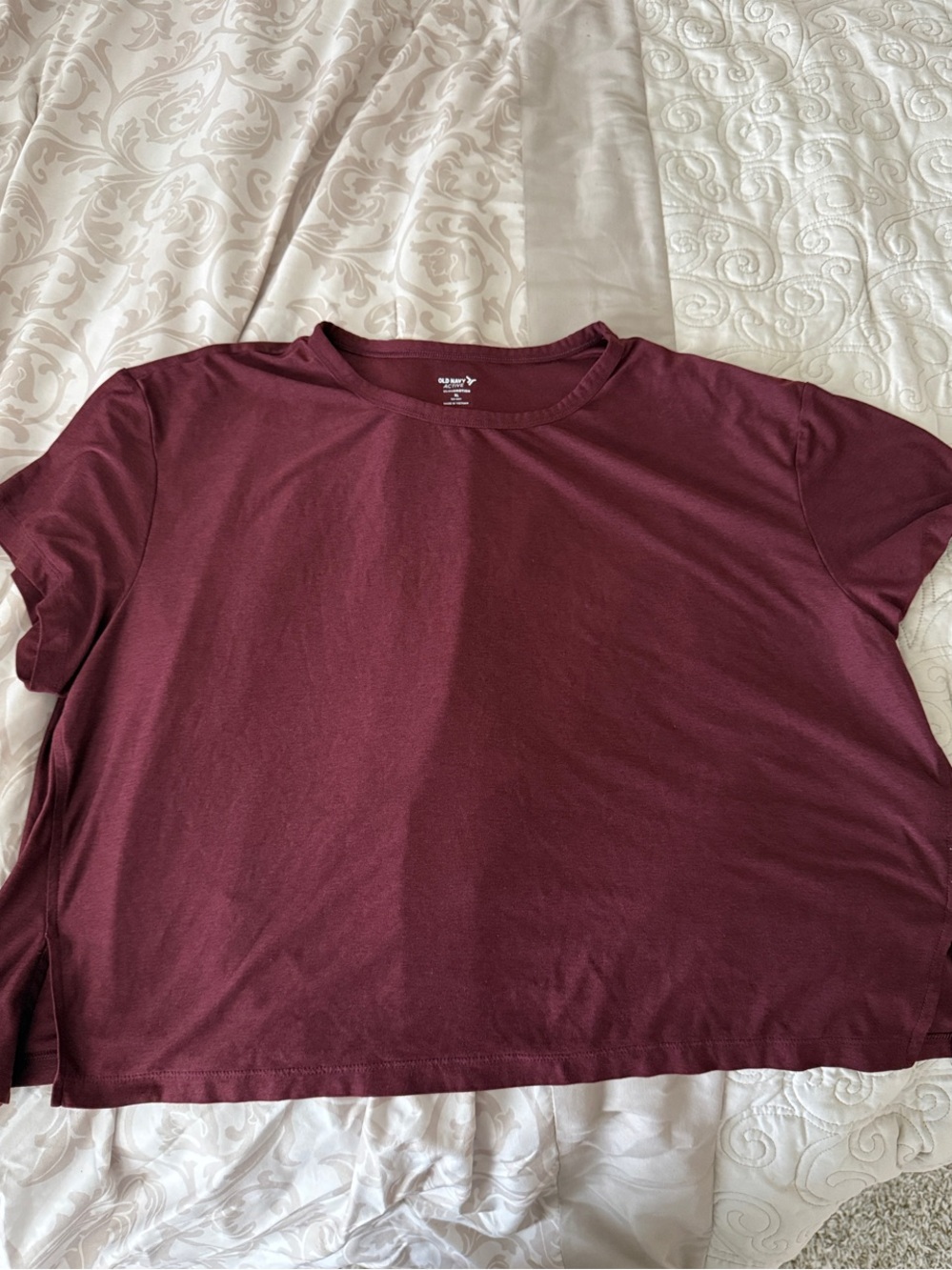 Old Navy Short Sleeve Crewneck Tee in Burgundy